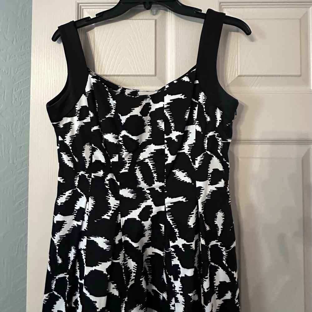 Maggy London 10 Sleeveless Dress Black White Floral Fit Flare - Picture 2 of 5